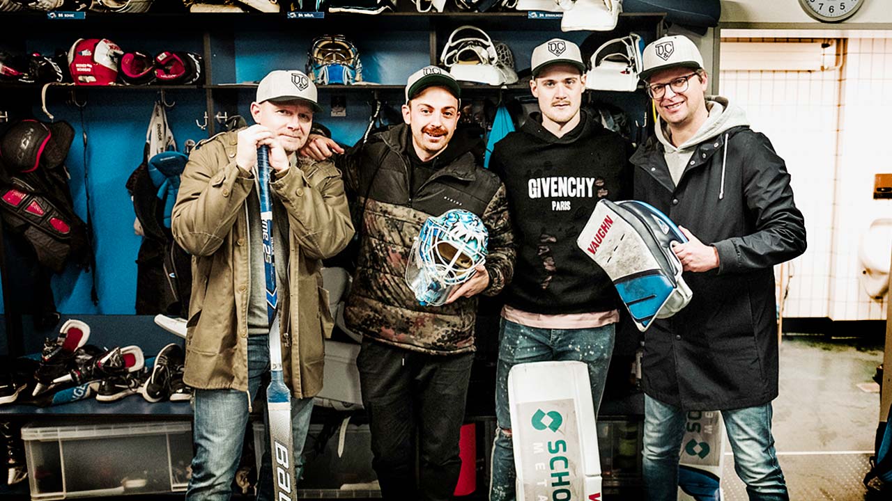 Wild-Wings-Goalie Dustin Strahlmeier gemeinsam mit DUMP & CHASE beim Foto-Shooting für die neue Ausgabe des Eishockey-Magazins.